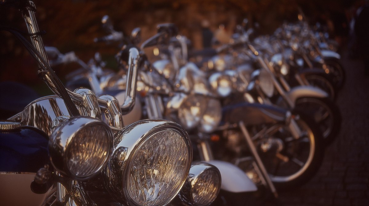 Rassemblement de véhicules et motos anciens et échanges entre passionnés
